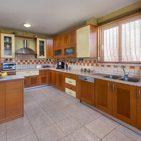 Rea Luxury 5 Bdrs With Swimming Pool וילה קרמסטי