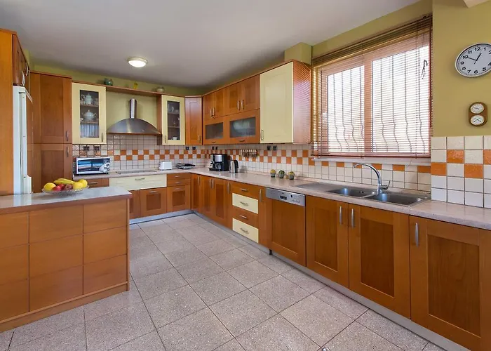 Rea Luxury 5 Bdrs With Swimming Pool Вилла Кремасти