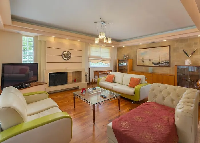 Rea Luxury 5 Bdrs With Swimming Pool