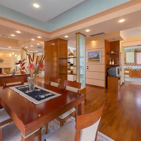 Villa Rea Luxury 5 Bdrs With Swimming Pool *